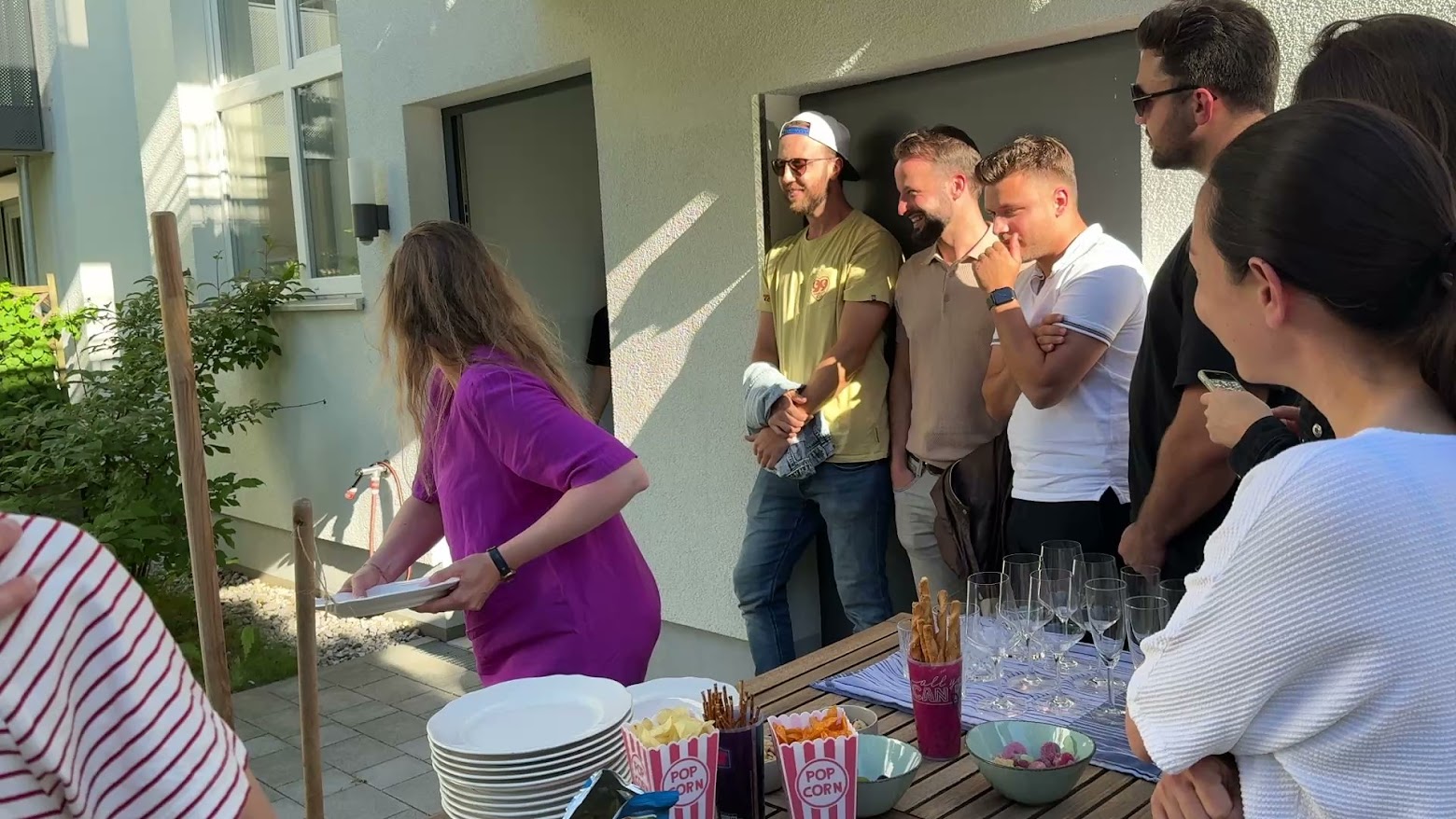 Gäste kommen zusammen