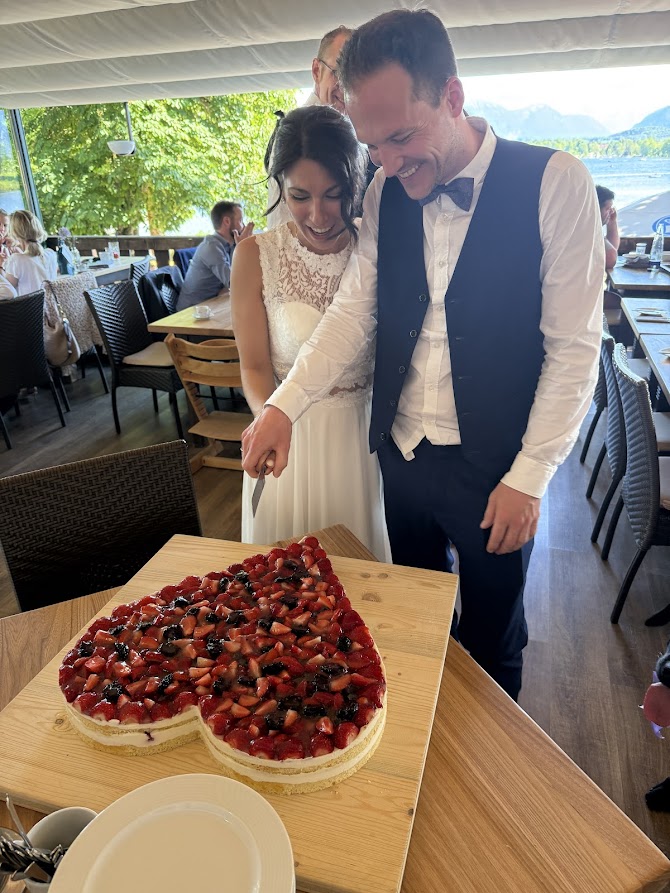 Das geschmückte Hochzeitsauto vor dem Standesamt
