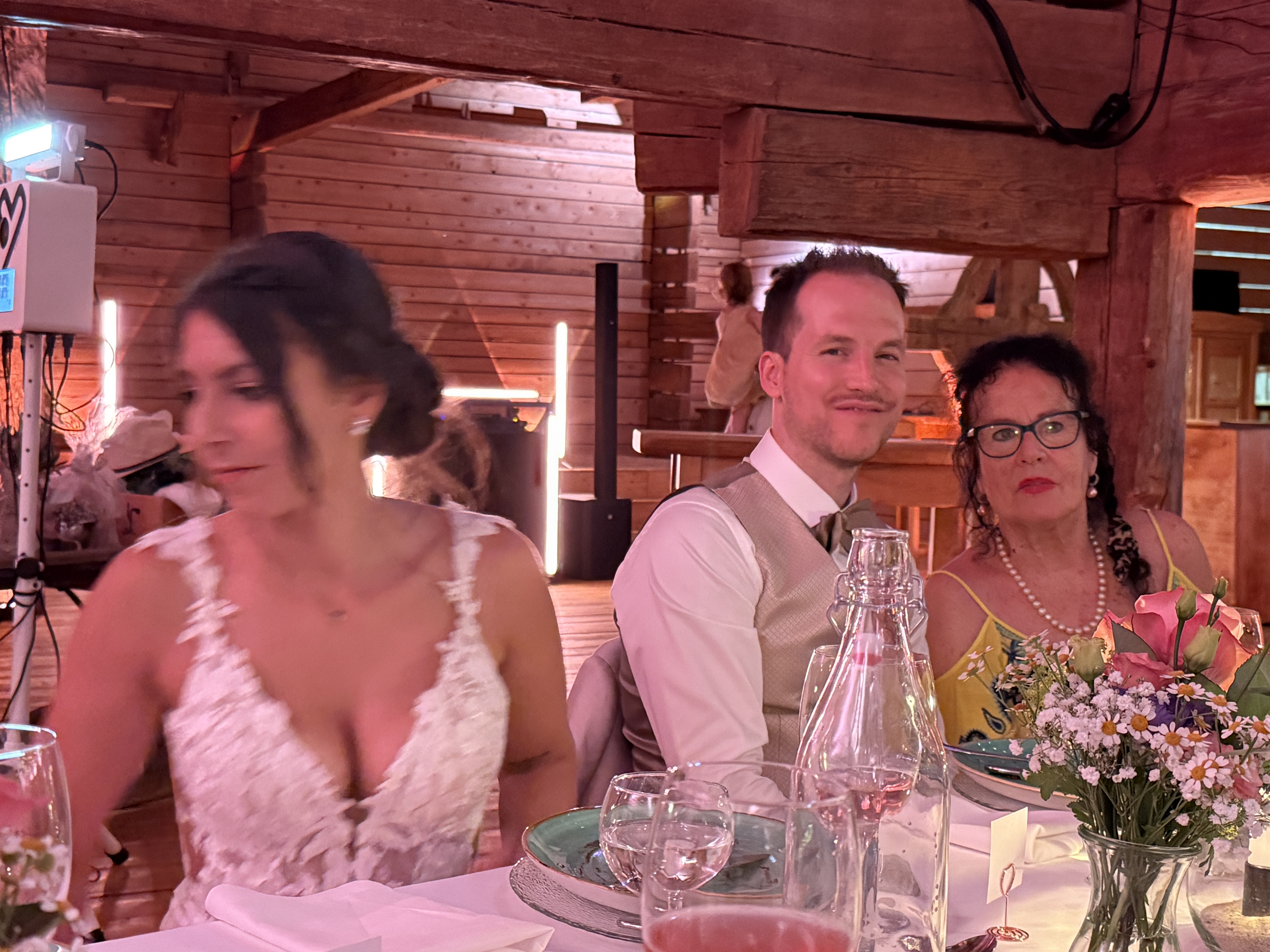 Yasmin, Freddy und Gast am Tisch