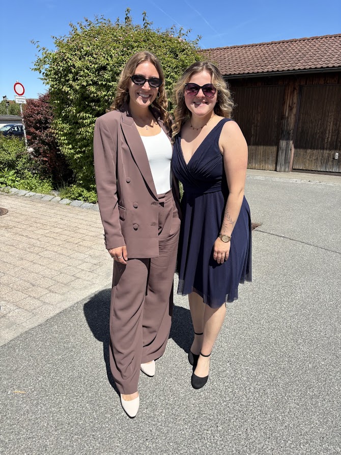 Frauen und Freddy am Seeufer