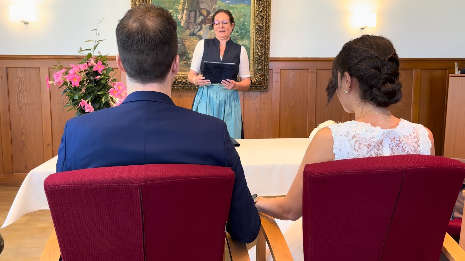 Yasmin und Freddy schneiden die Hochzeitstorte an