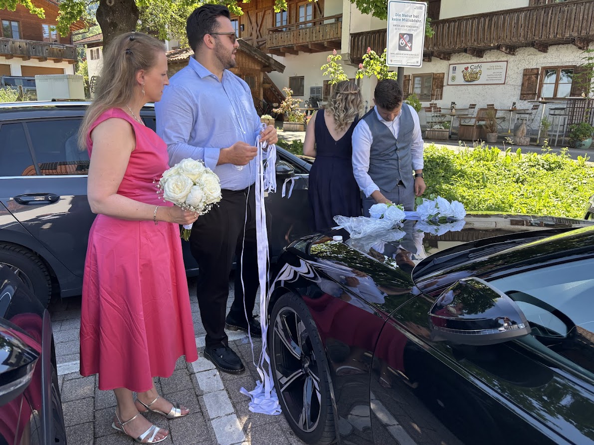 Das Hochzeitsauto wird geschmückt